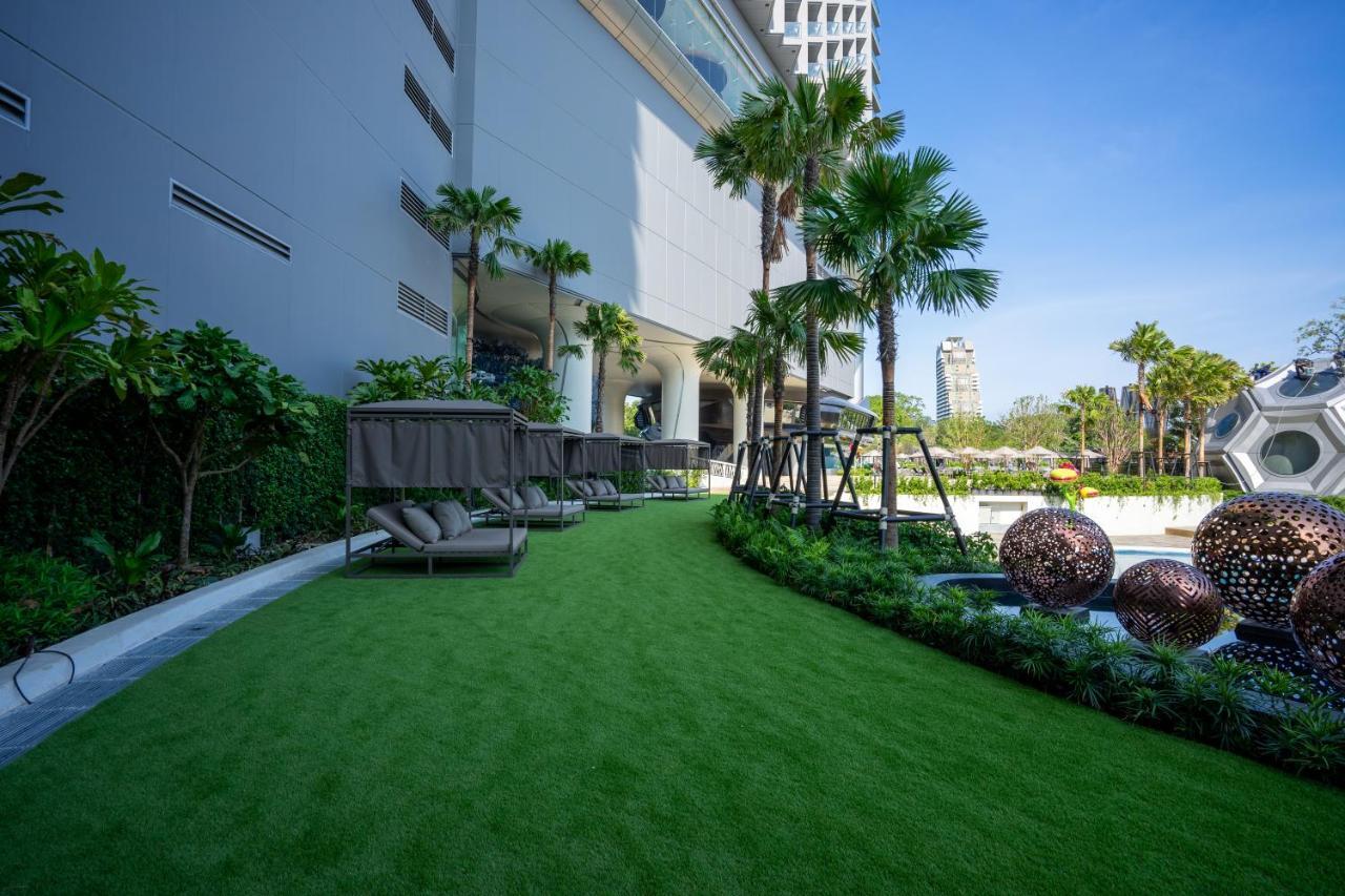 Grande Centre Point Space Патая Екстериор снимка Artificial grass at a condominium