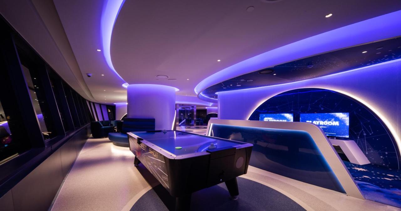 Grande Centre Point Space Патая Екстериор снимка The Sky Sports studio at Sky Central, the company's headquarters in Isleworth, London