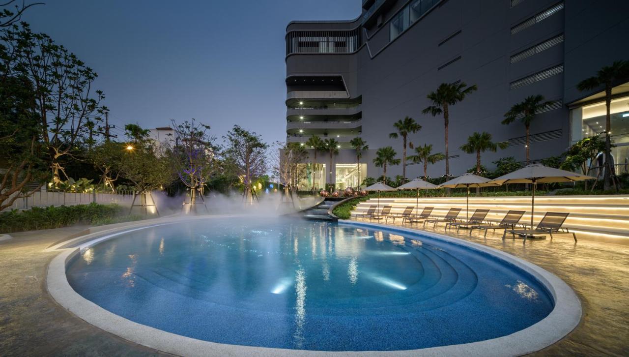 Grande Centre Point Space Патая Екстериор снимка The outdoor pool at the hotel