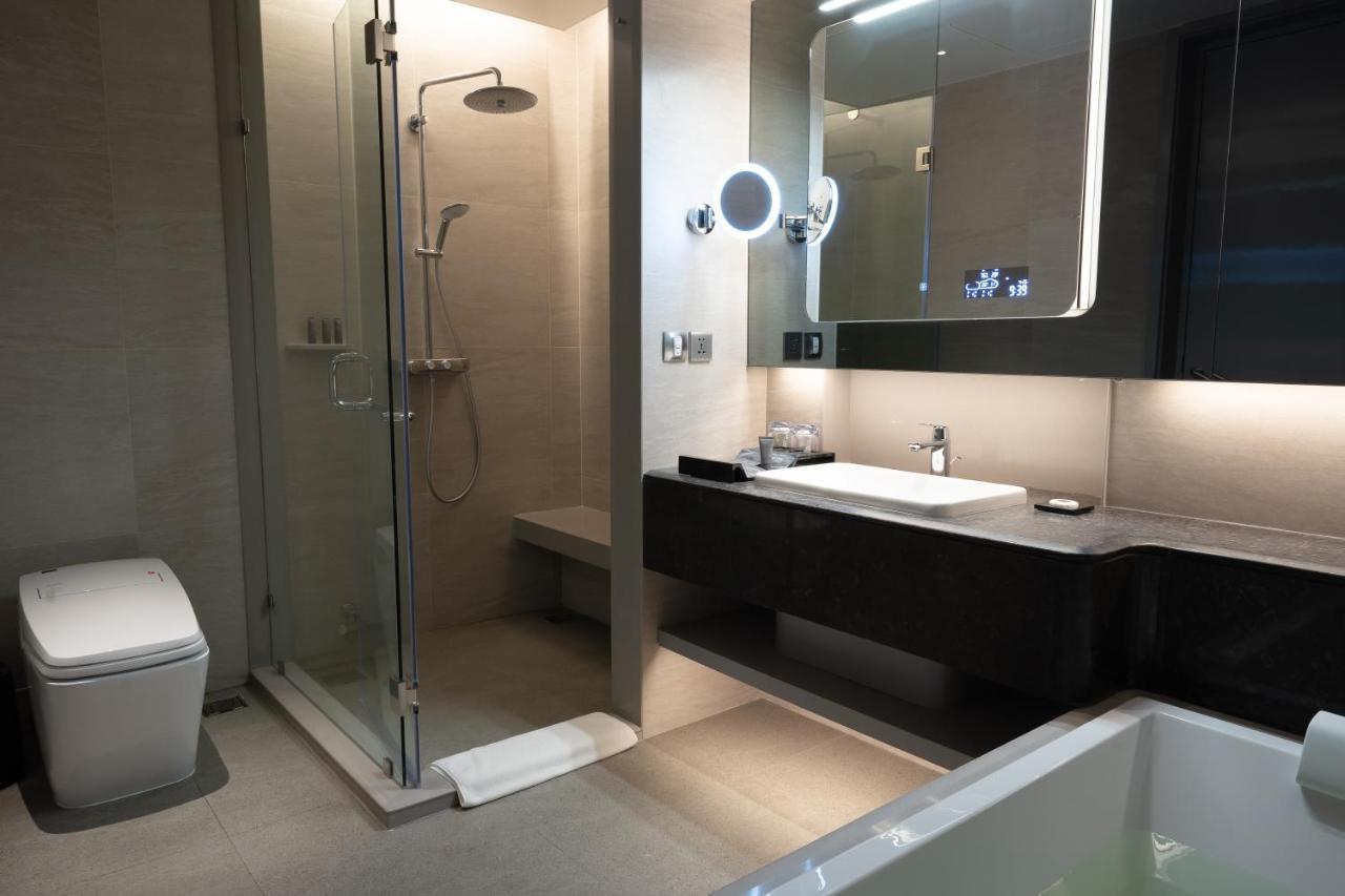 Grande Centre Point Space Патая Екстериор снимка A shower cubicle