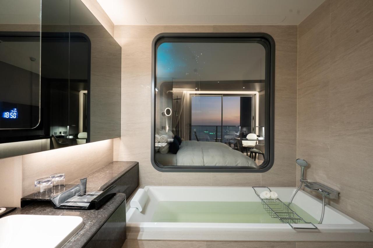 Grande Centre Point Space Патая Екстериор снимка Bathroom