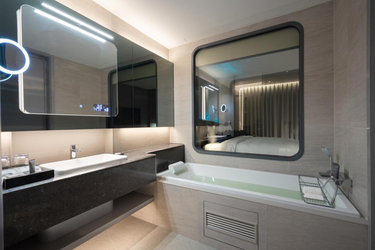 Grande Centre Point Space Патая Екстериор снимка Bathroom
