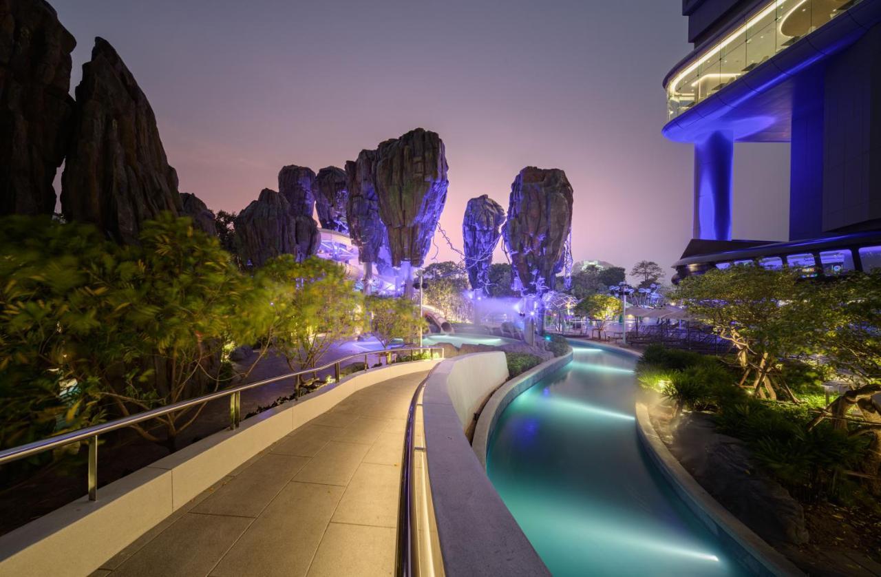 Grande Centre Point Space Патая Екстериор снимка The artificial river at Vinpearl Hotel Nha Trang