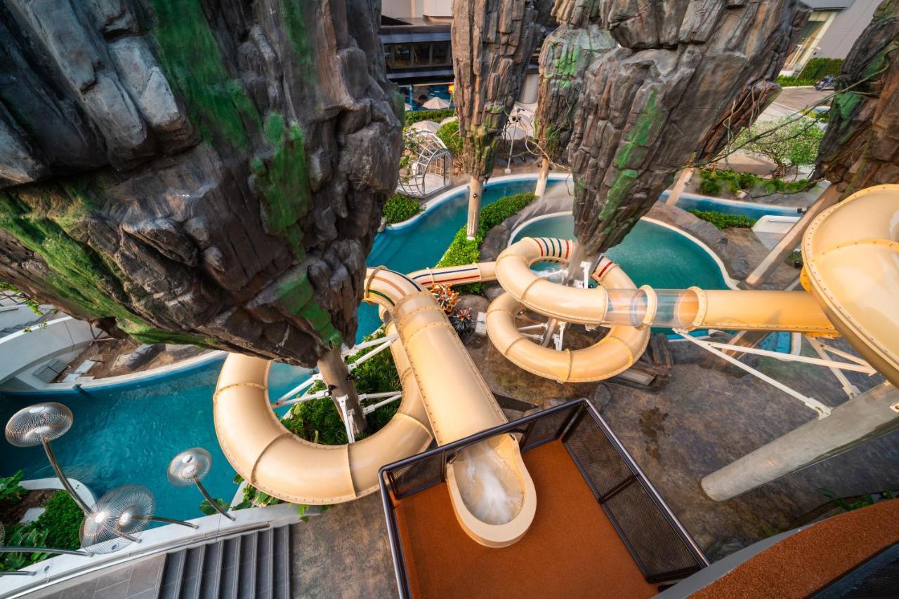 Grande Centre Point Space Патая Екстериор снимка Water slides at Splash Jungle Water Park