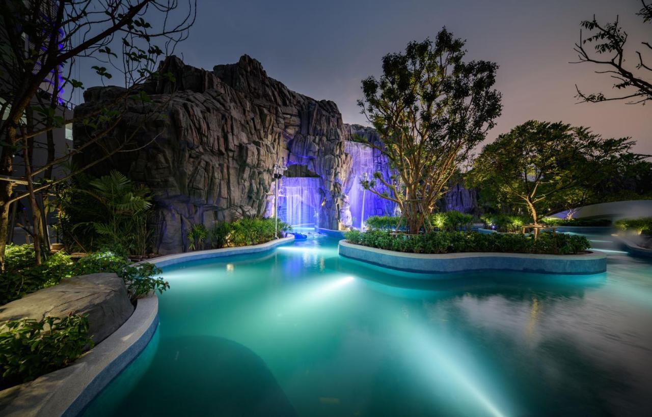 Grande Centre Point Space Патая Екстериор снимка The artificial waterfall at the resort