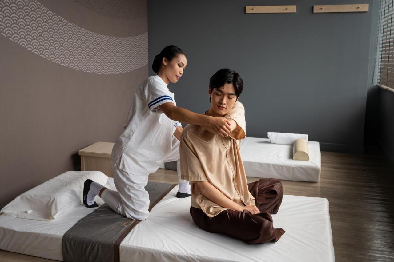 Grande Centre Point Space Патая Екстериор снимка Thai massage
