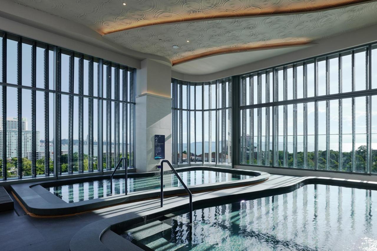 Grande Centre Point Space Патая Екстериор снимка The pool at the 360° Sky Lounge